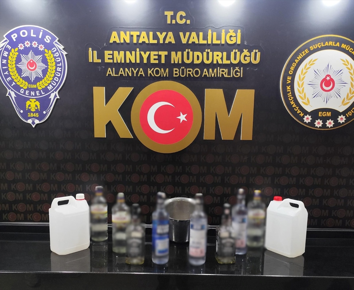 Antalya'da KOM'un son iki haftalık operasyonlarında 17 şüpheli tutuklandı