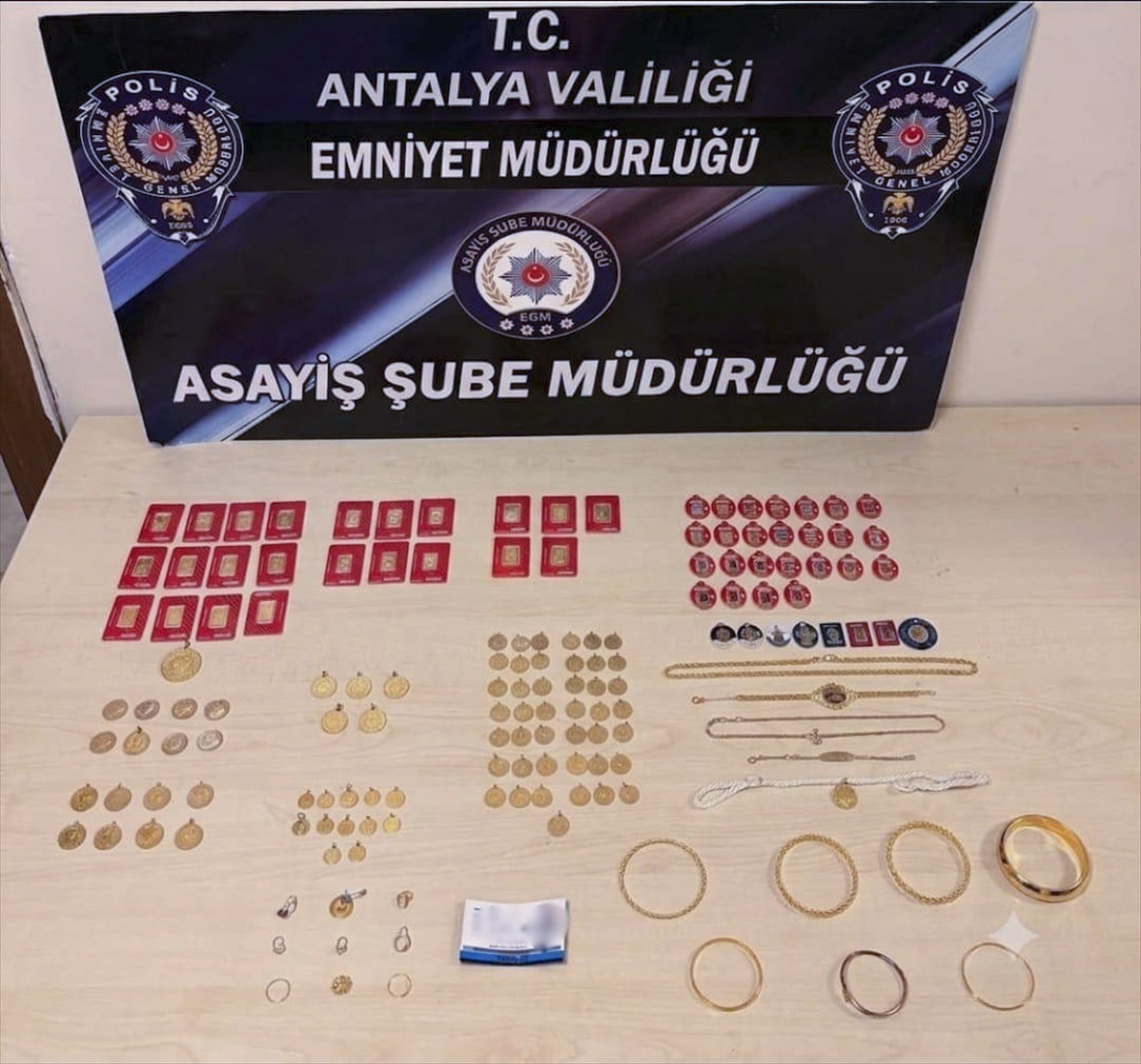 Antalya'da komiser rolüyle 3 milyon liralık ziynet dolandırıcılığında 2 kişi tutuklandı