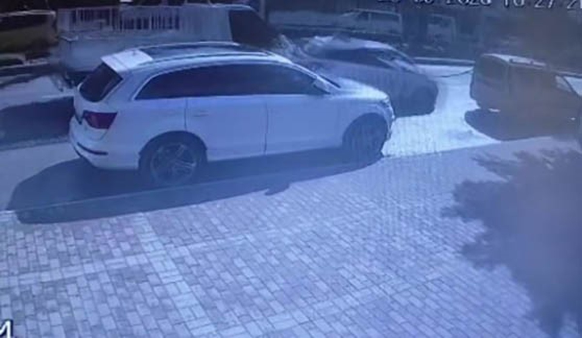 Antalya Manavgat'ta sürücü adayı panikle fren yapınca kurs aracına kamyonet çarptı