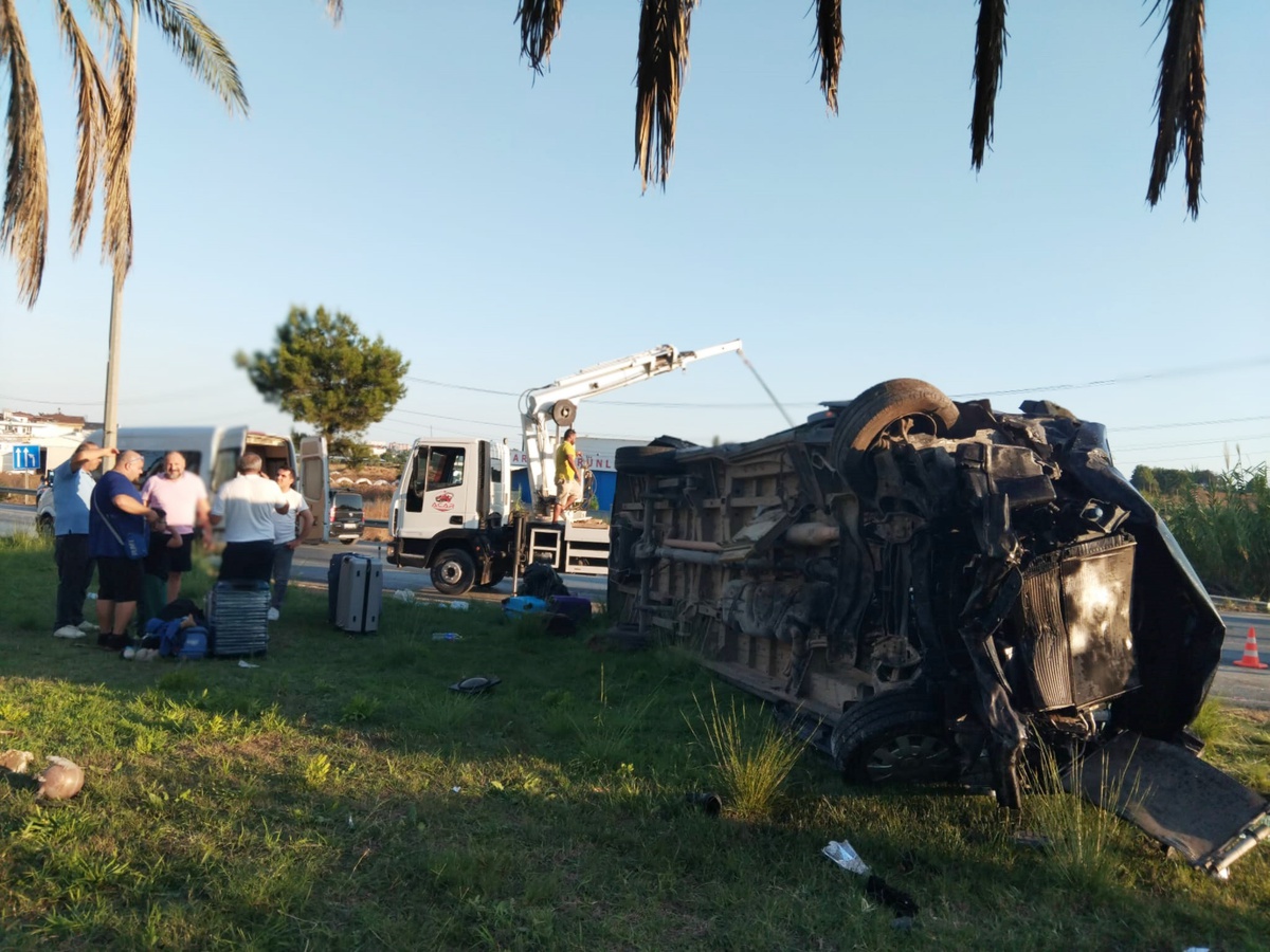 Antalya Manavgat'ta tur midibüsü devrildi, zincirleme kazada 17 kişi yaralandı