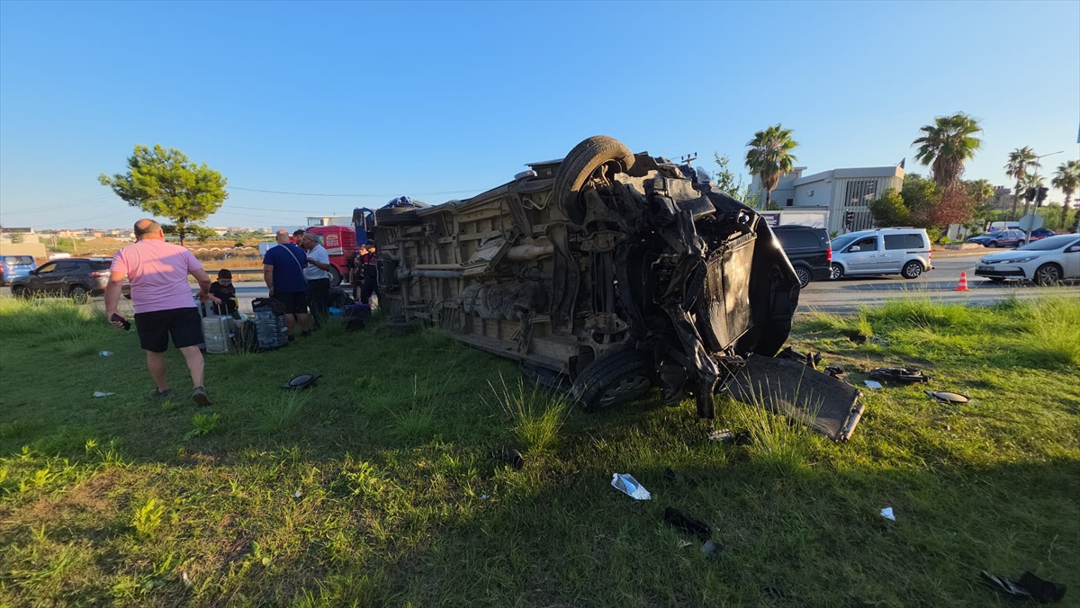 Antalya Manavgat'ta tur minibüsü ile 2 otomobil çarpıştı, 14'ü turist 16 kişi yaralandı