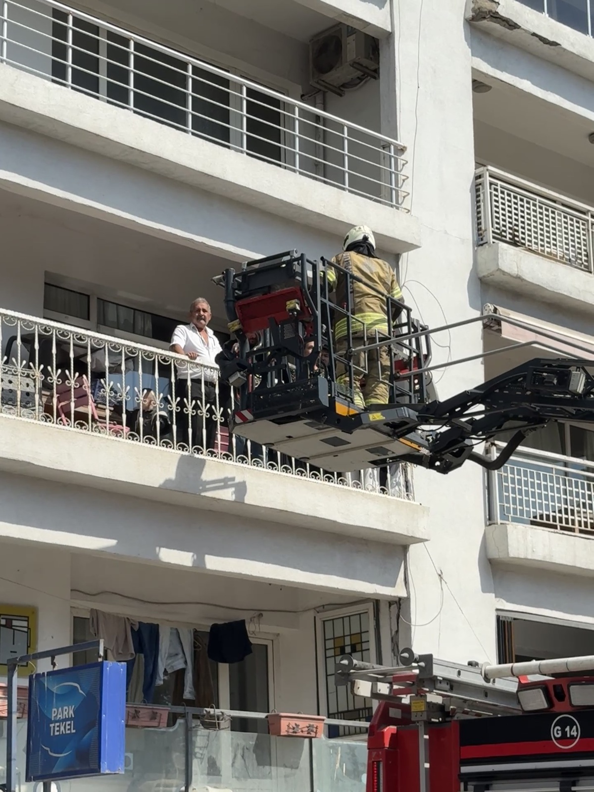 Avcılar'da elektrik panosu yangınında 1'i çocuk 5 kişi tahliye edildi