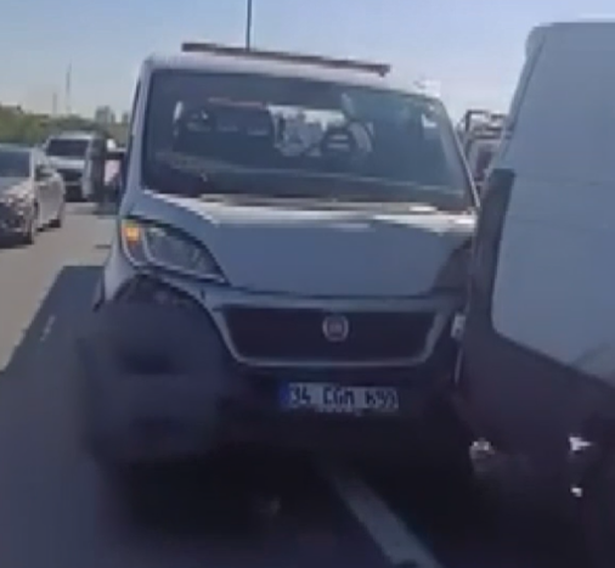 Avcılar'da TEM Otoyolu'nda 3 araç zincirleme kazaya karıştı, anlar çekici kamerasında