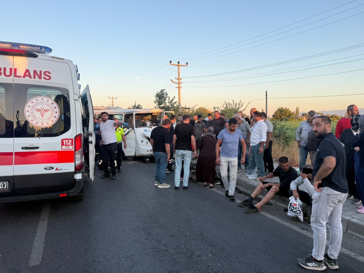 Aydın İncirliova'da beton mikseri iki minibüse çarptı; sürücü öldü, 8 kişi yaralandı