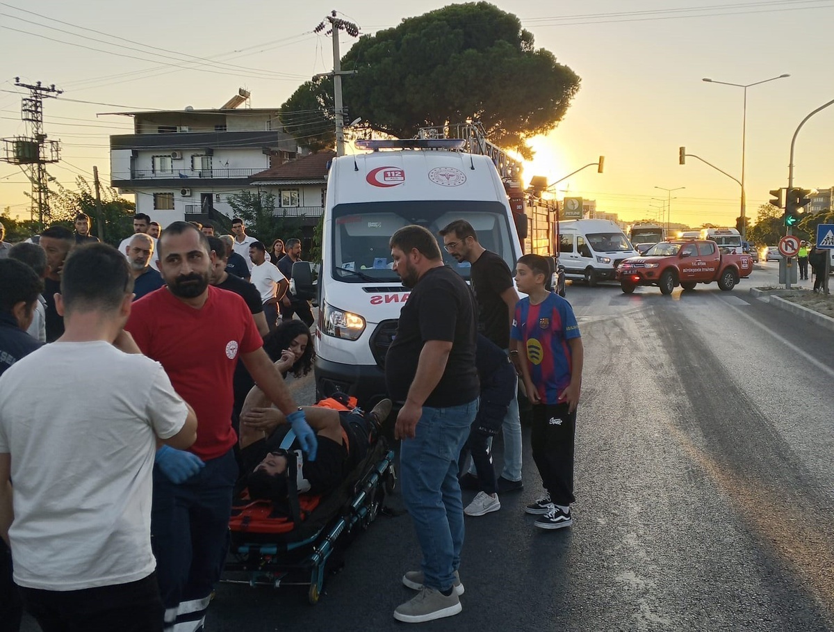 Aydın İncirliova'da beton mikseri servis araçlarına çarptı, 10 kişi yaralandı
