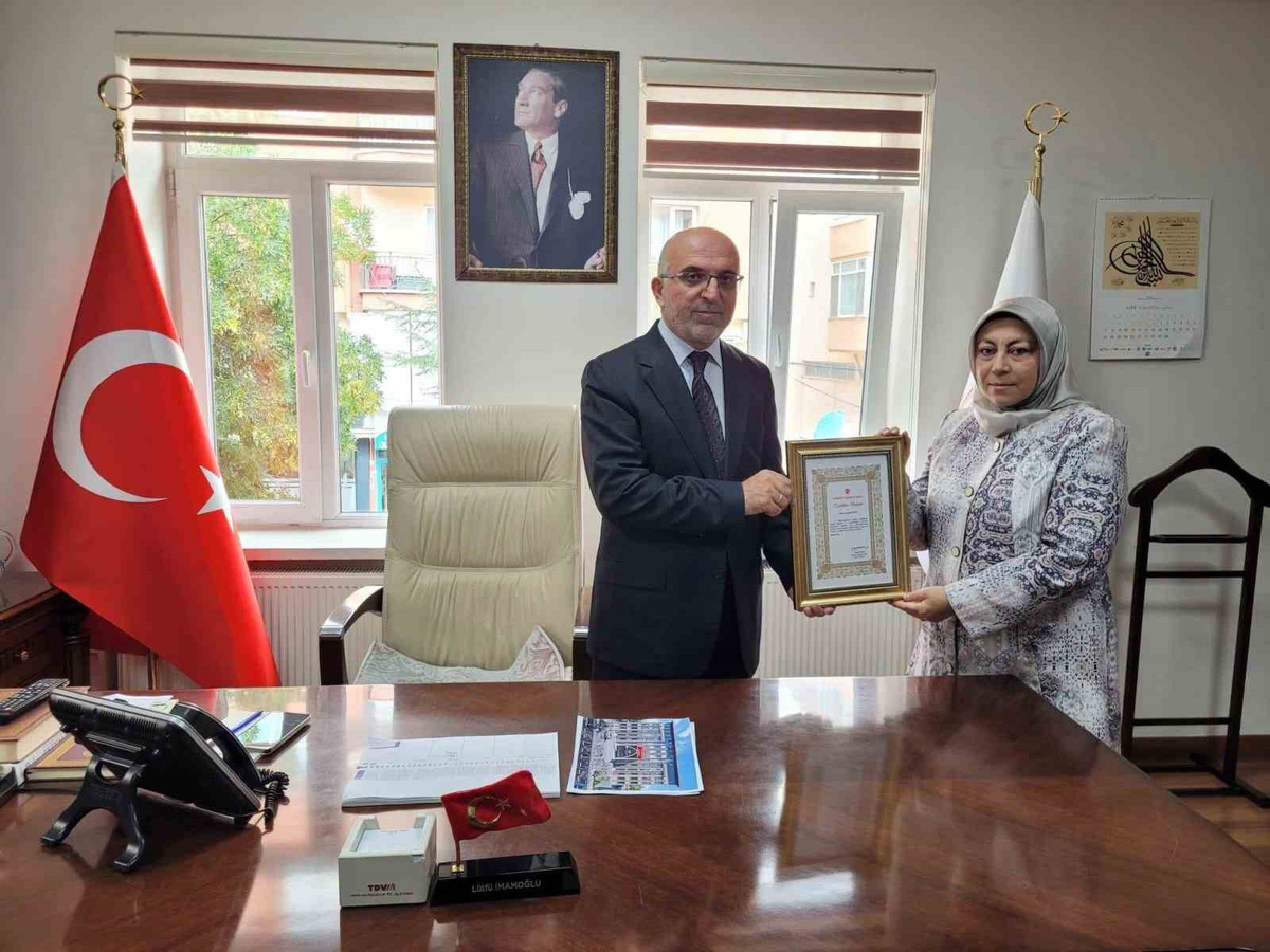 Ayşegül Kurt, emekli ikramiyesinin tamamını müftülük binası için TDV'ye bağışladı