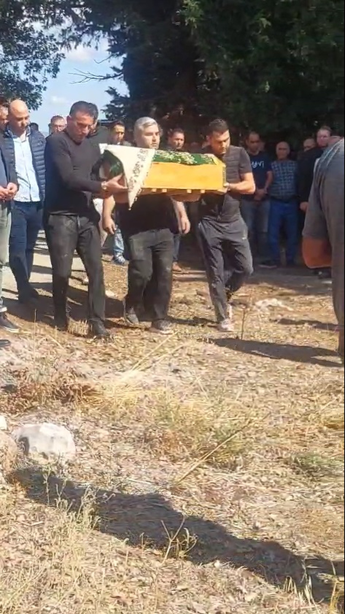 Bandırma’da kazada ölen hamile anne ile 3 yaşındaki kızı yan yana defnedildi