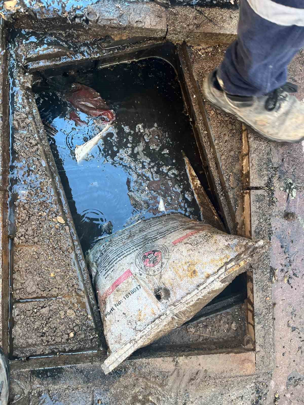 BASKİ ekipleri Ayvalık'ta kanalizasyonda temizlikte bir çuval kömürle karşılaştı