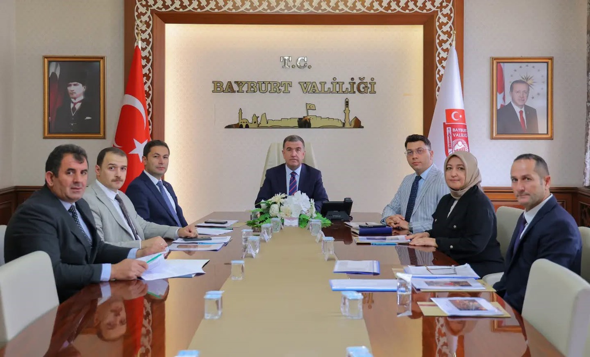 Bayburt Valisi Eldivan, sosyal yardım vakıflarının performansını değerlendirdi