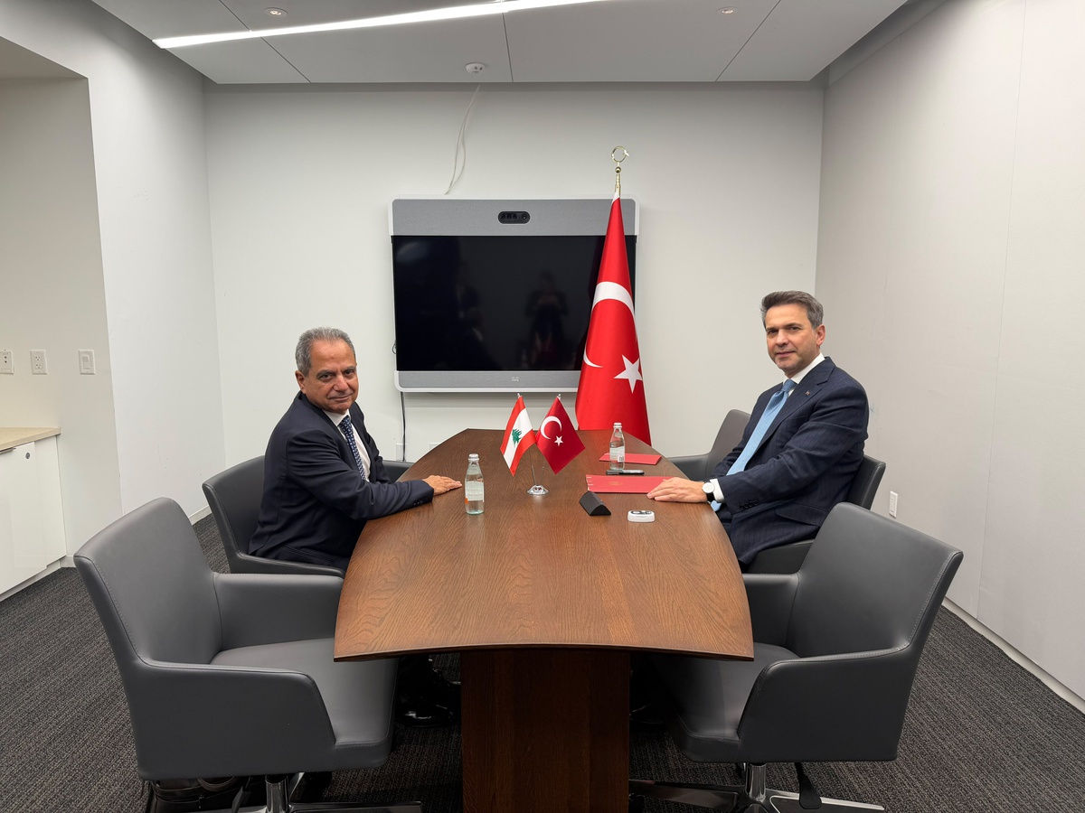 Bayraktar, Lübnanlı bakanla elektrik ve hidrokarbon alanındaki iş birliğini görüştü