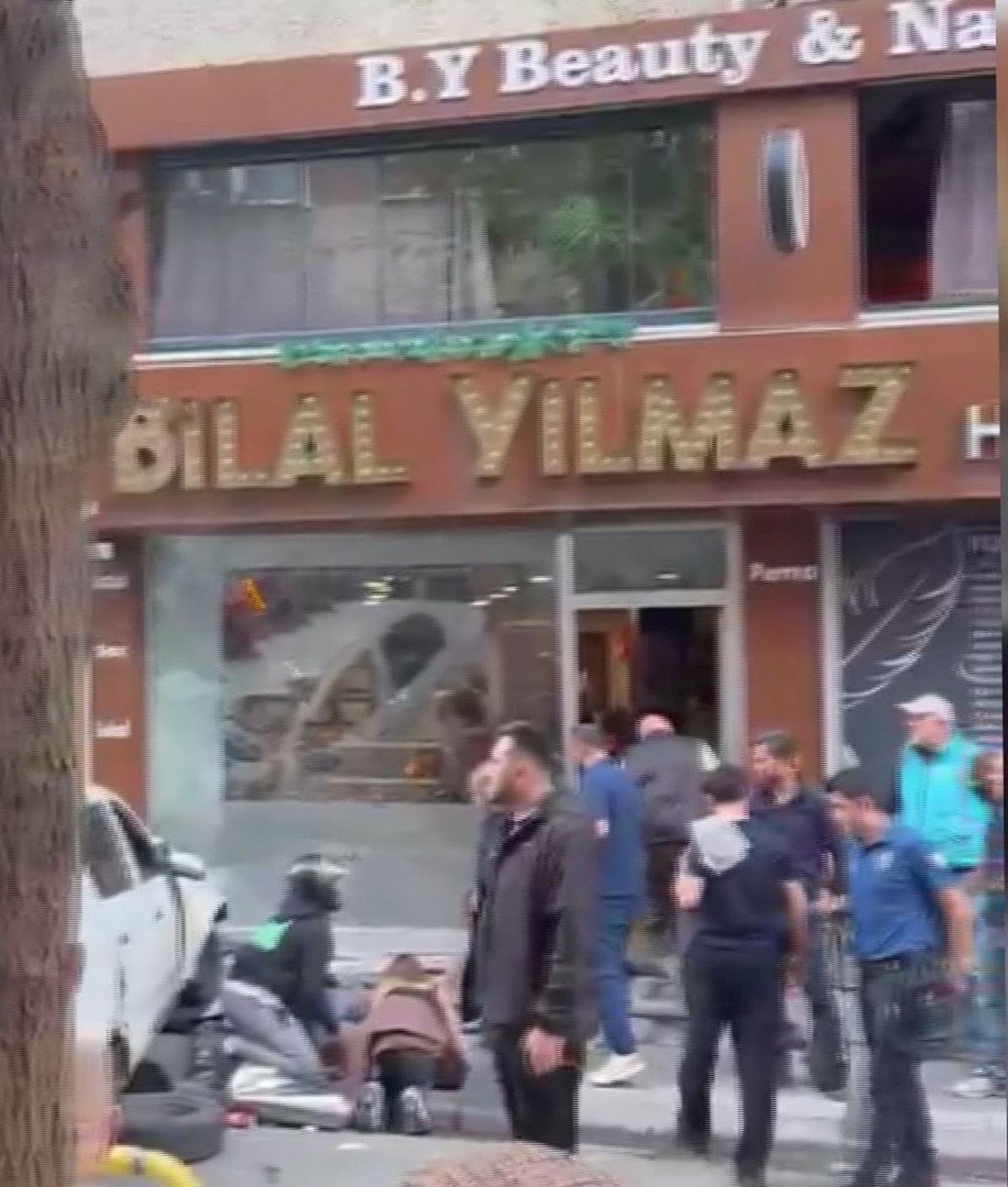 Bayrampaşa'da kazada otomobil 4 kişiye ve berber dükkanına çarptı, 2'si ağır 5 yaralı