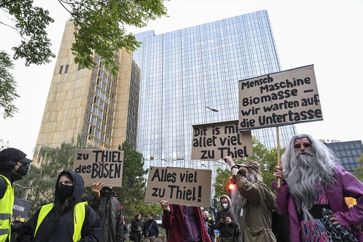 Berlin'de yüzlerce kişi Peter Thiel'in 2026 Axel Springer Ödülü'nü protesto etti