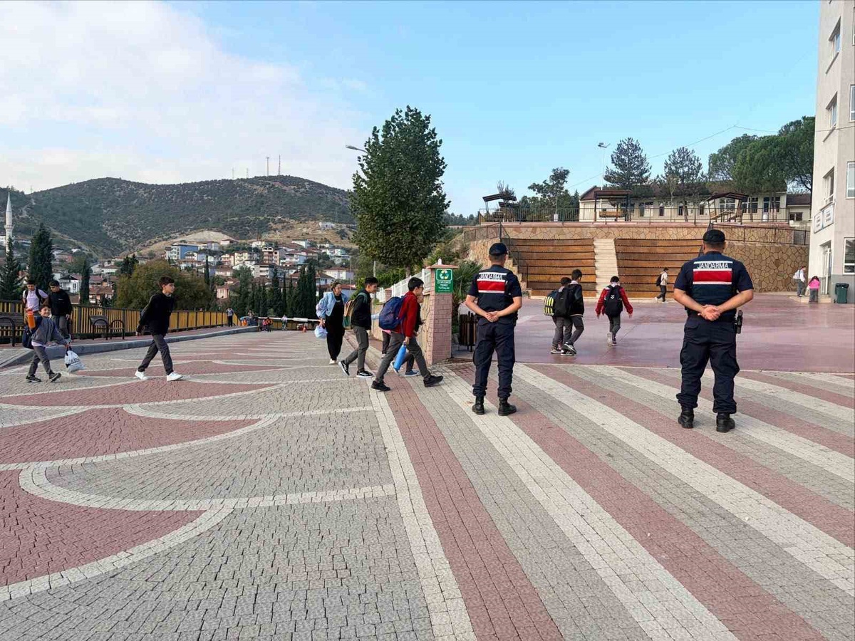 Bilecik’te jandarma, okul çevresi denetimlerinde 397 kişiyi kontrol etti