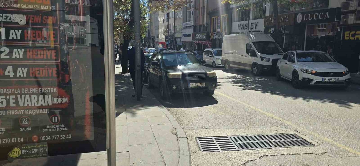 Bilecik Tevfikbey Caddesi'nde minibüs sürücülerine ayrılan yere park tepki çekti