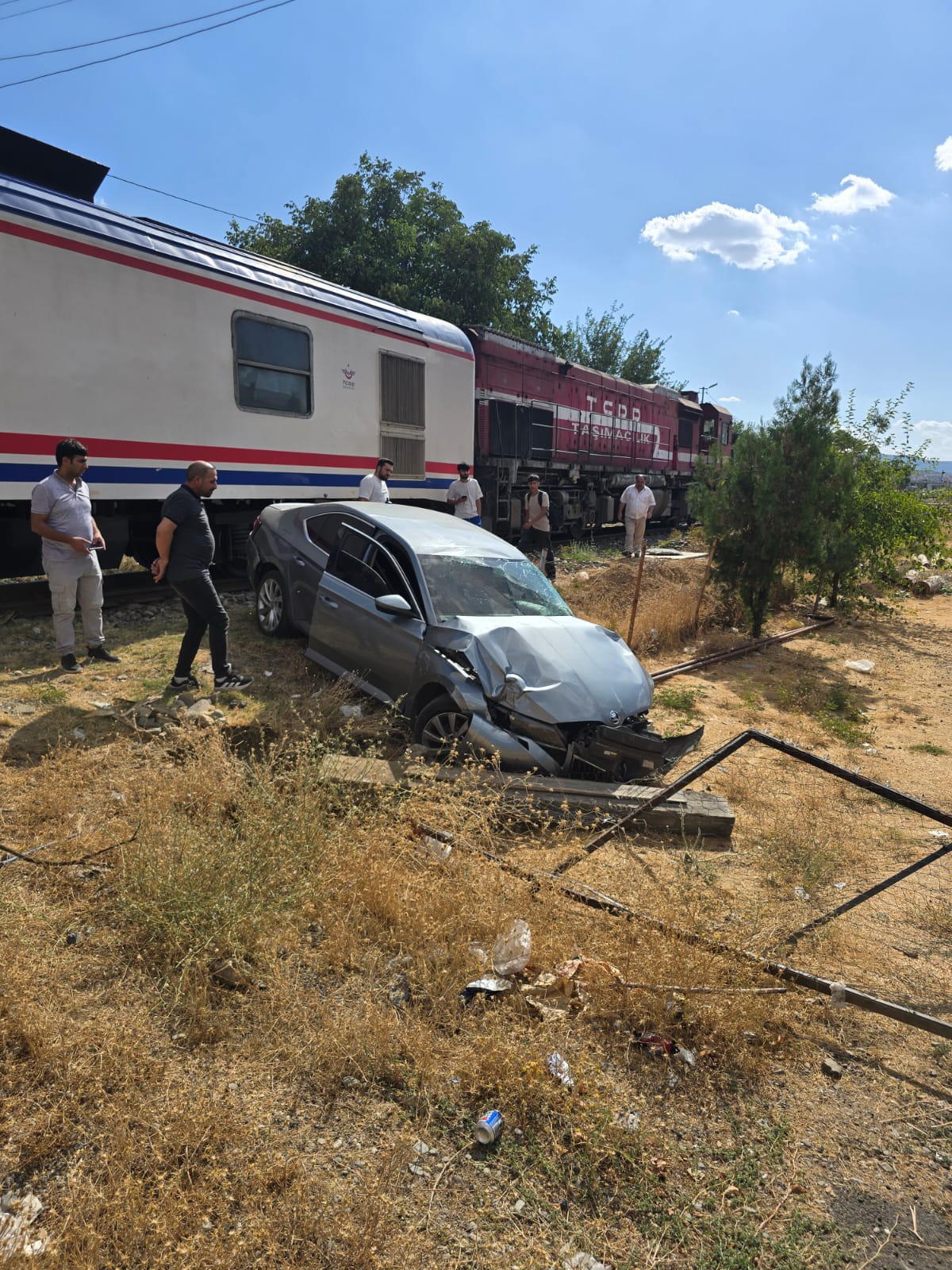 Bingöl Genç'te Tatvan-Elazığ treni otomobile çarptı, otomobildeki 1 kişi yaralandı