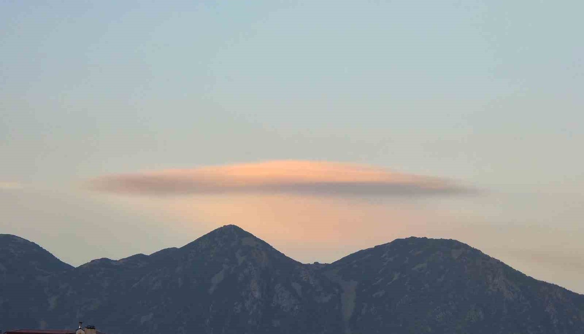 Bitlis'te UFO'yu andıran mercek bulutu gökyüzünde görsel şölen oluşturdu