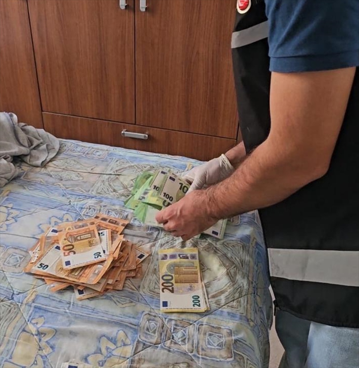 Bodrum'da 12 bin avro rüşvet iddiasıyla liman başkanı dahil 2 kişi gözaltına alındı