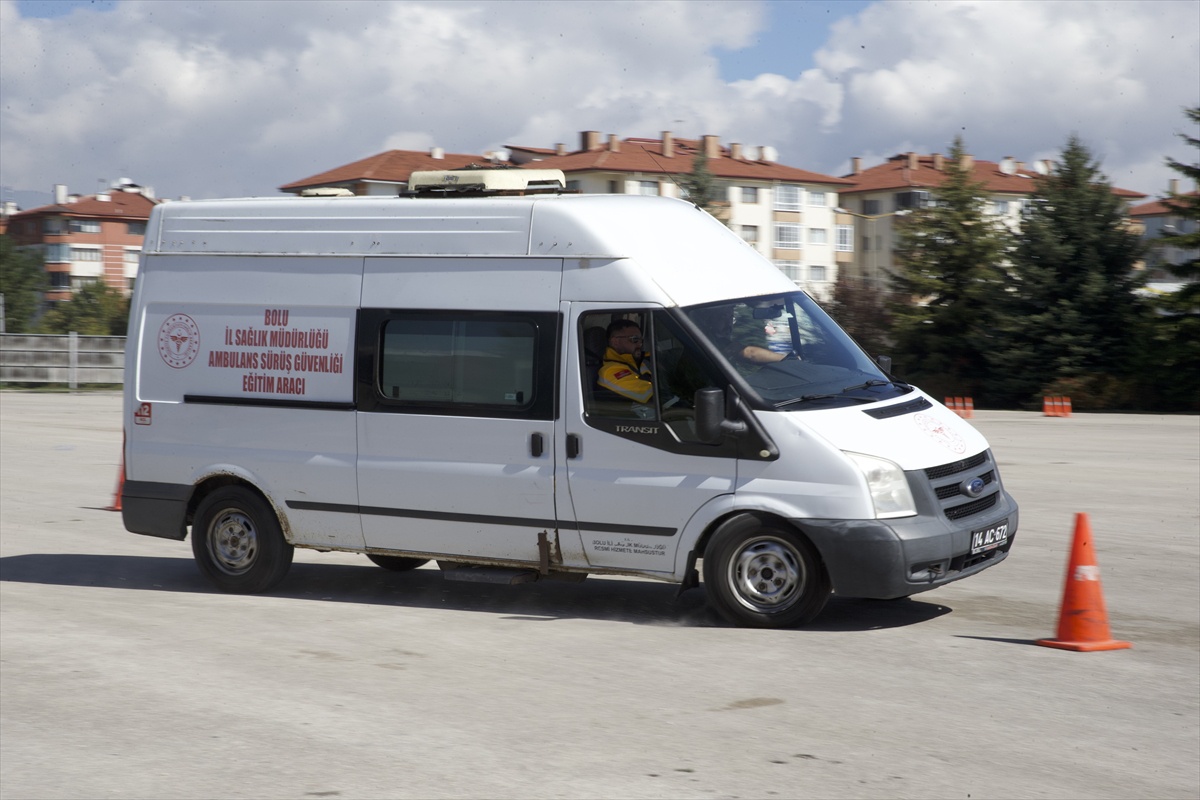 Bolu'da kapalı parkurda 16 ambulans sürücüsü güvenli sürüş eğitimi aldı