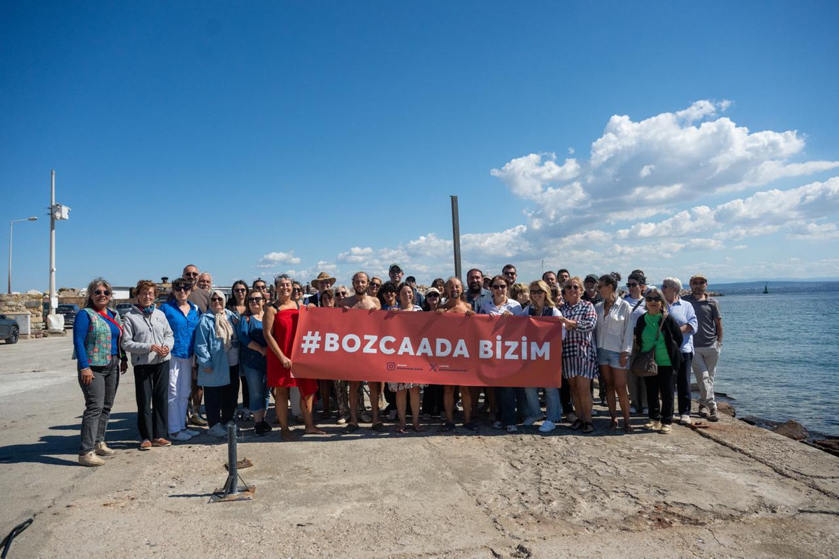 Bozcaada Bizim Hareketi gönüllüleri denize girip rıhtım projesine ÇED yanıtı istedi