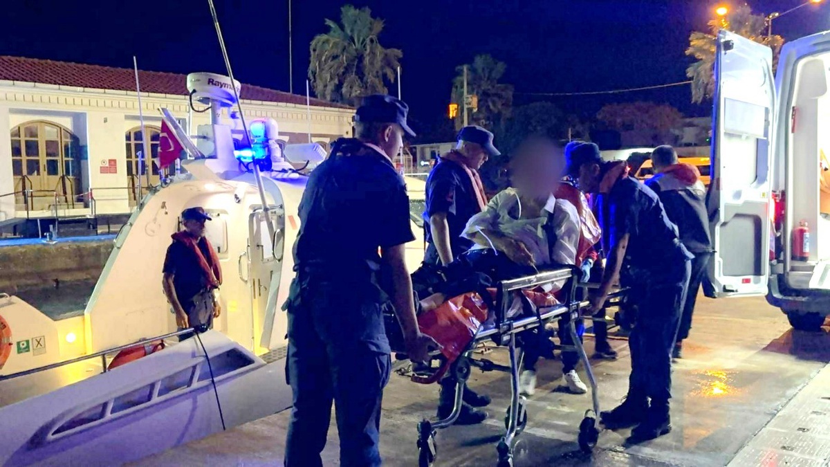 Bozcaada'daki hasta beyin kanaması riskiyle TCSG-16 Sahil Güvenlik botuyla tahliye edildi