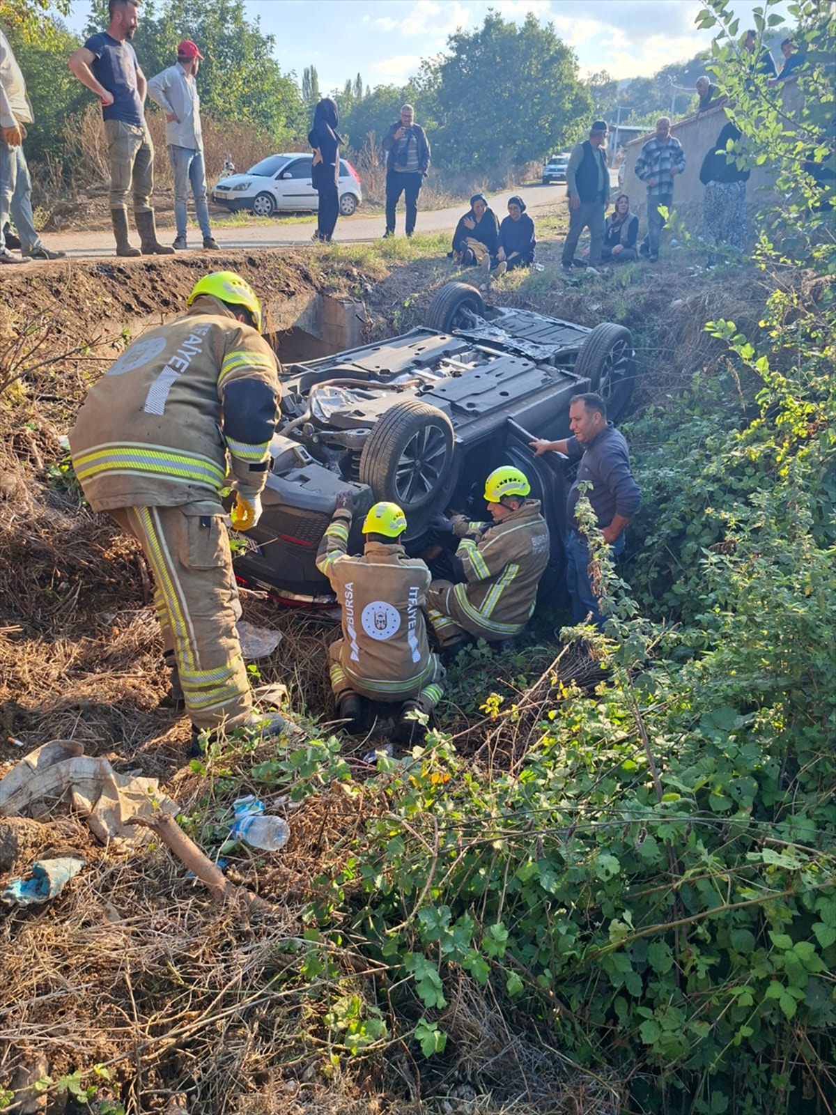 Bursa İnegöl’de dereye devrilen otomobildeki 4 kişi yaralanıp hastaneye kaldırıldı