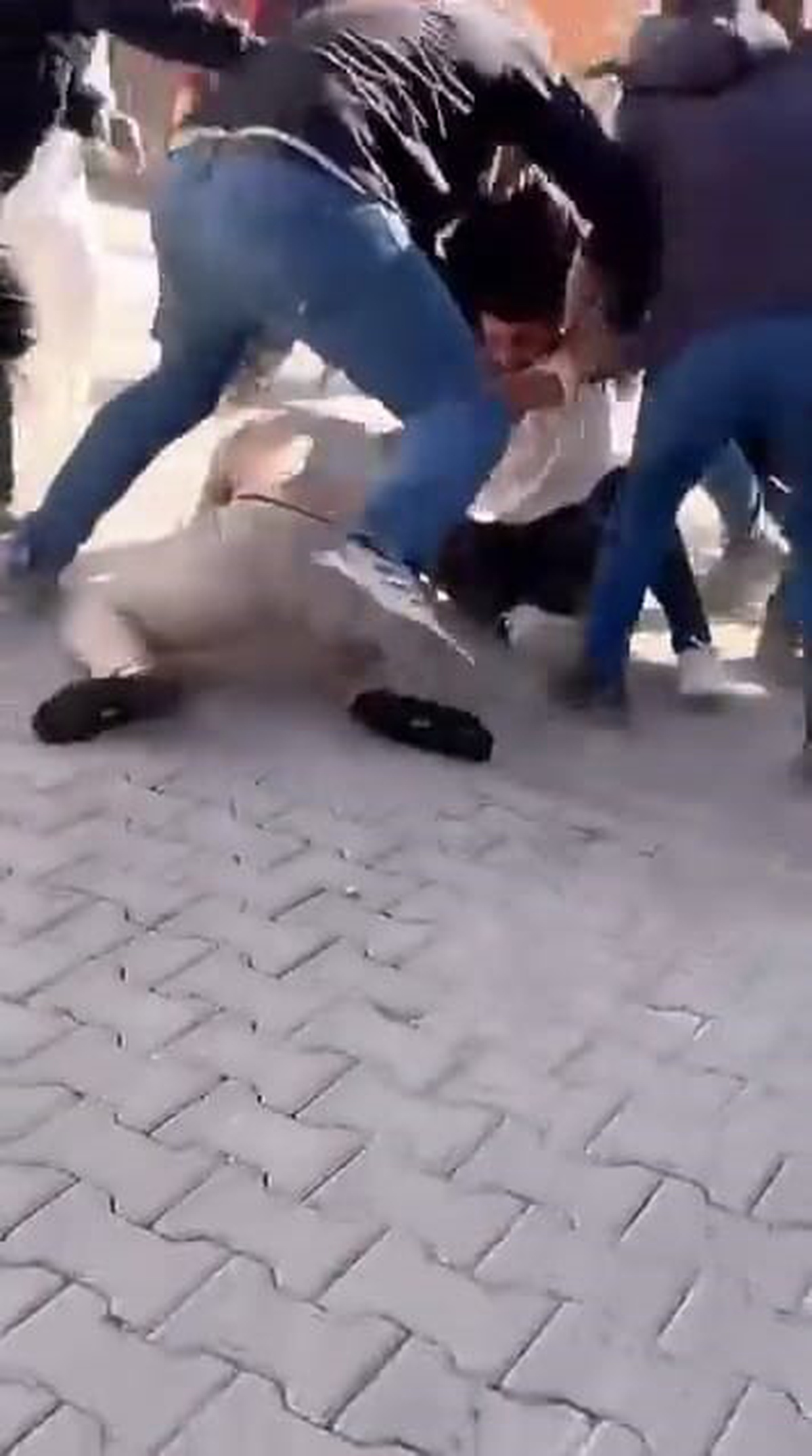 Bursa İnegöl'de müteahhit ile inşaat işçileri arasında çıkan kavgada 8 kişi yaralandı