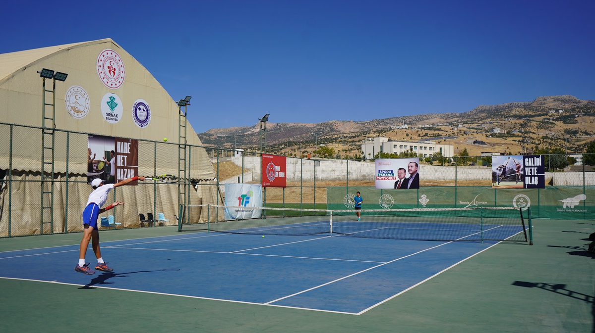 Cudi Cup tenis turnuvasında çeyrek finaller tamamlandı, yarı finaller yarın oynanacak