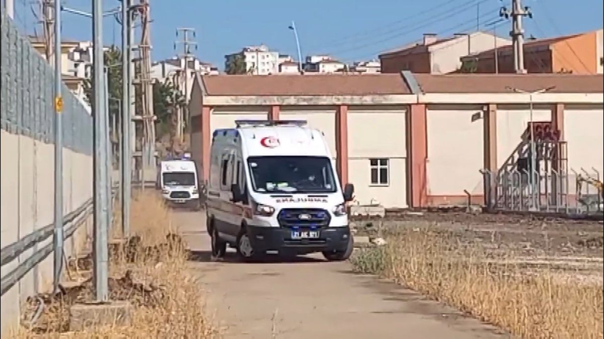 Diyarbakır Kayapınar'da depoda tiner kokusundan etkilenen 2 işçi hastaneye kaldırıldı