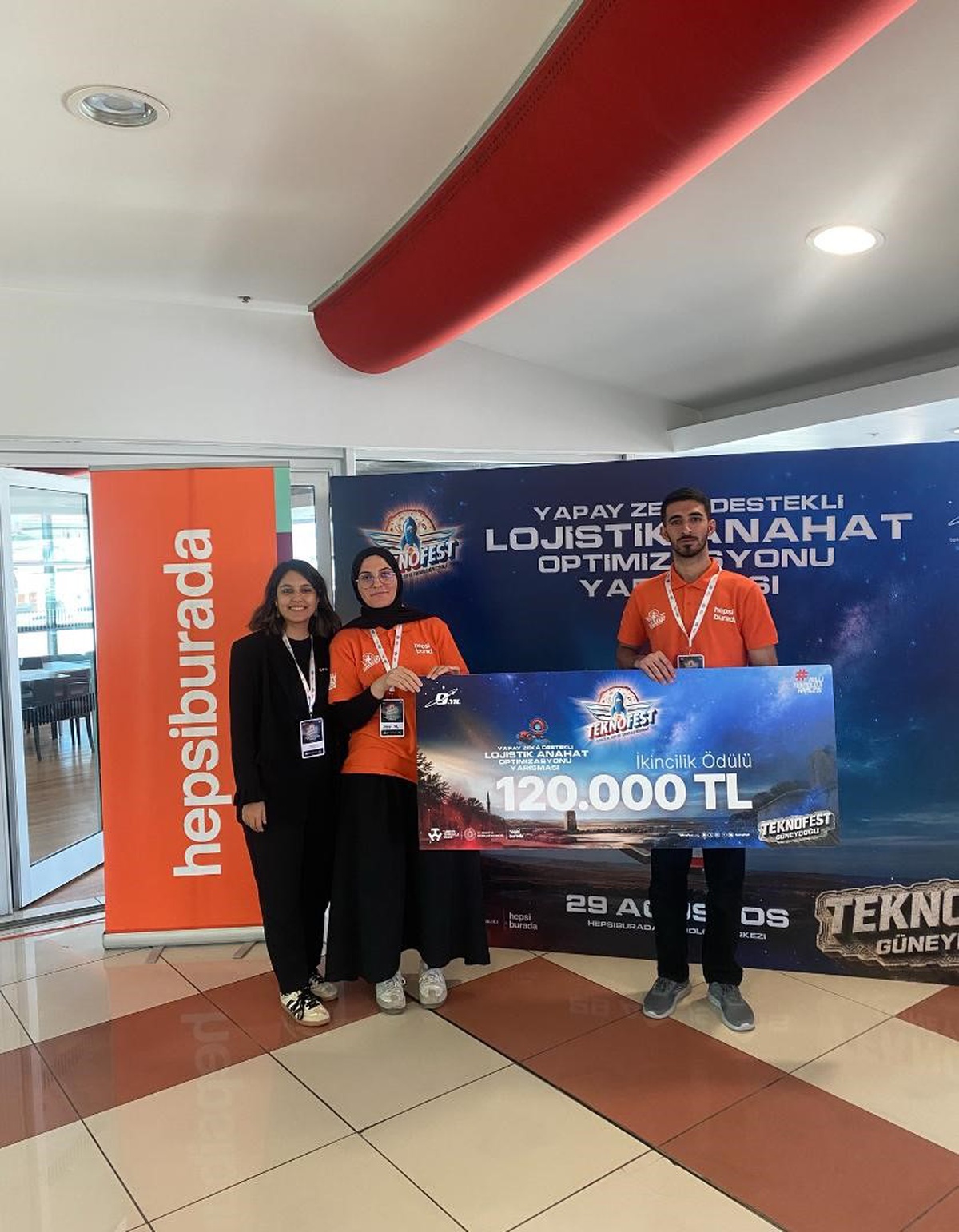 Düzce Üniversitesi LojiX takımı TEKNOFEST'te Türkiye ikincisi oldu, 120 bin TL aldı