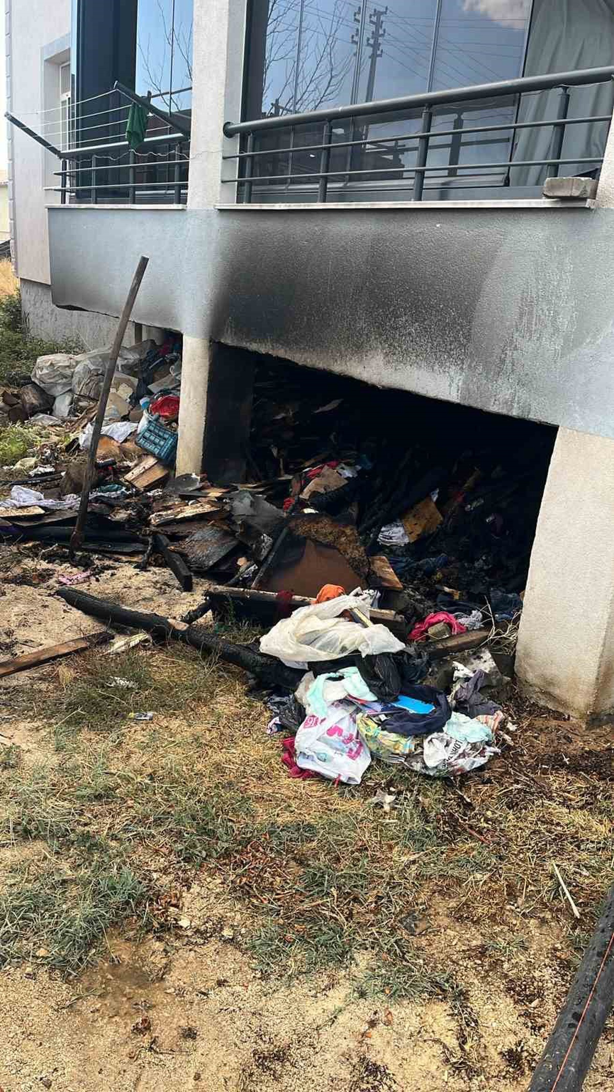 Elazığ Kovancılar Karınca'da balkon altındaki odunlar tutuştu, yangın söndürüldü