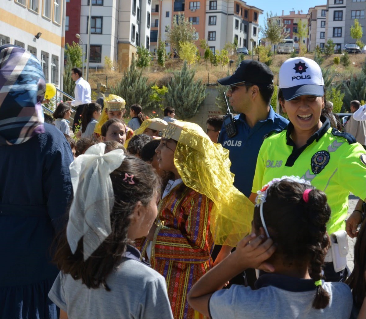 Elazığ Palu'da polis, okul çevresi ve servis araçlarını denetledi