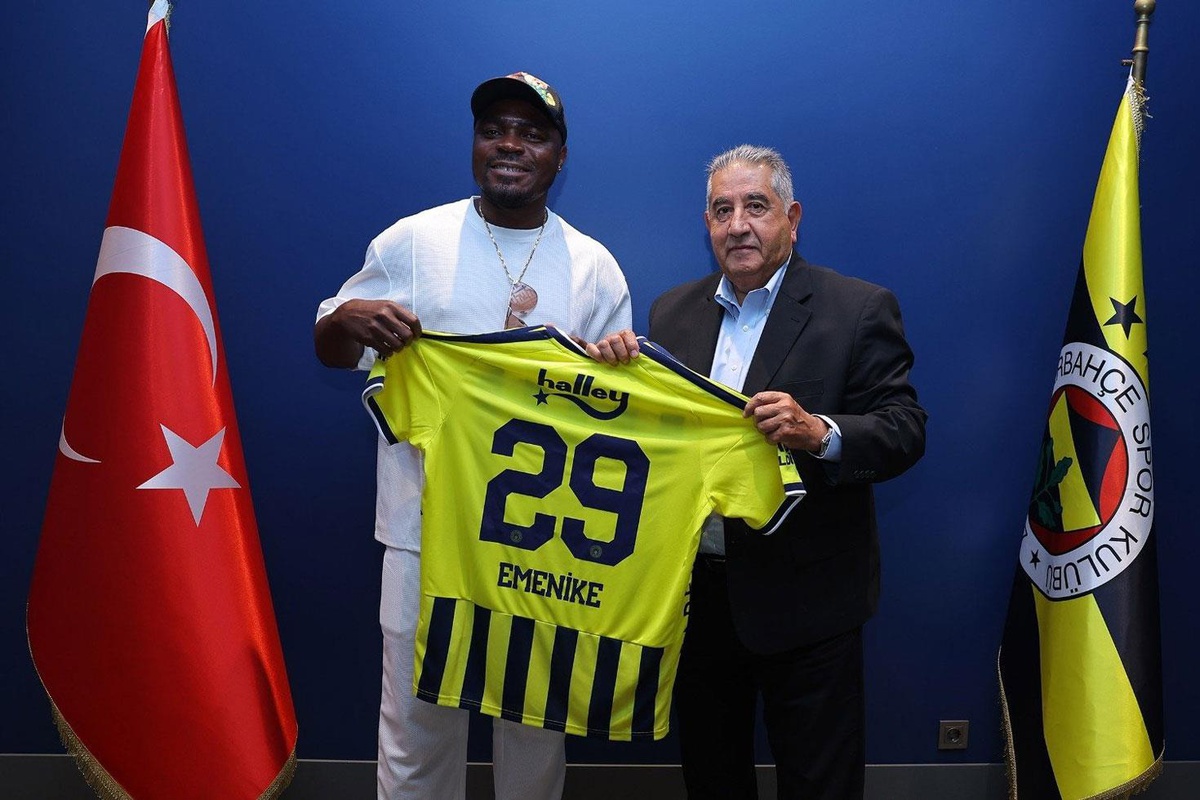Emenike’den Fenerbahçe’ye sürpriz ziyaret