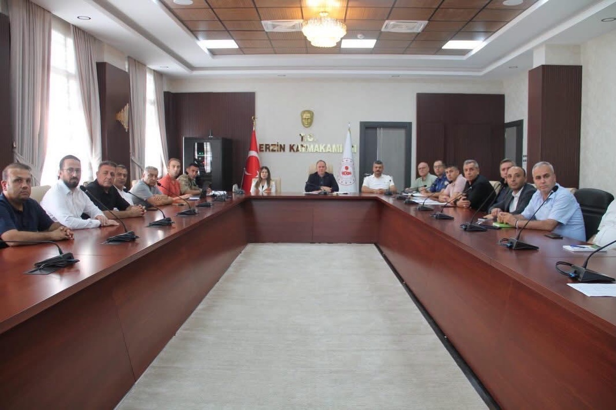 Erzin Kaymakamı Akpınar, okul çevresi güvenliği için kurumlarla toplantı yaptı