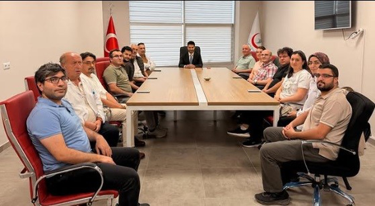Erzincan Mengücek Gazi Hastanesi Başhekimi, dahiliye hekimleriyle toplantı yaptı