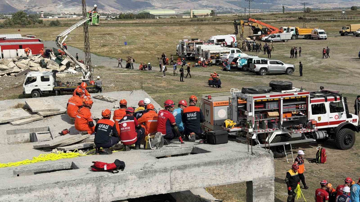 Erzincan merkezli 6,9'luk deprem tatbikatında 1052 personel görev aldı