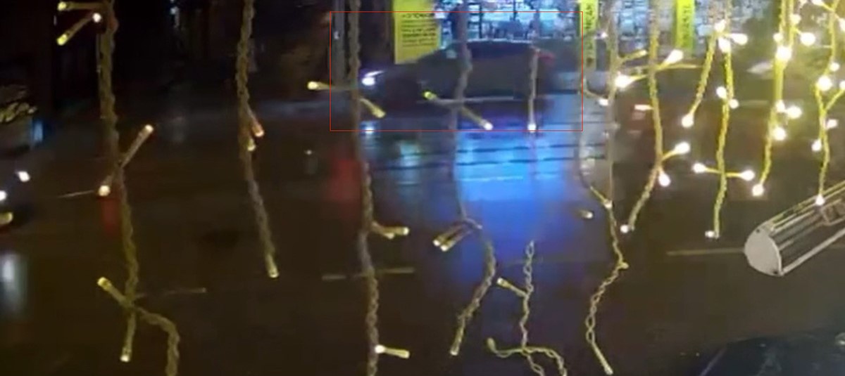 Eskişehir'de SUV çöp konteynerine ve elektrik panosuna çarptı, kaza anı kaydedildi