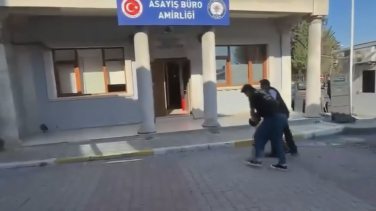 Eyüpsultan'da trafik polisine çarpan 16 emniyet kaydı bulunan sürücü tutuklandı