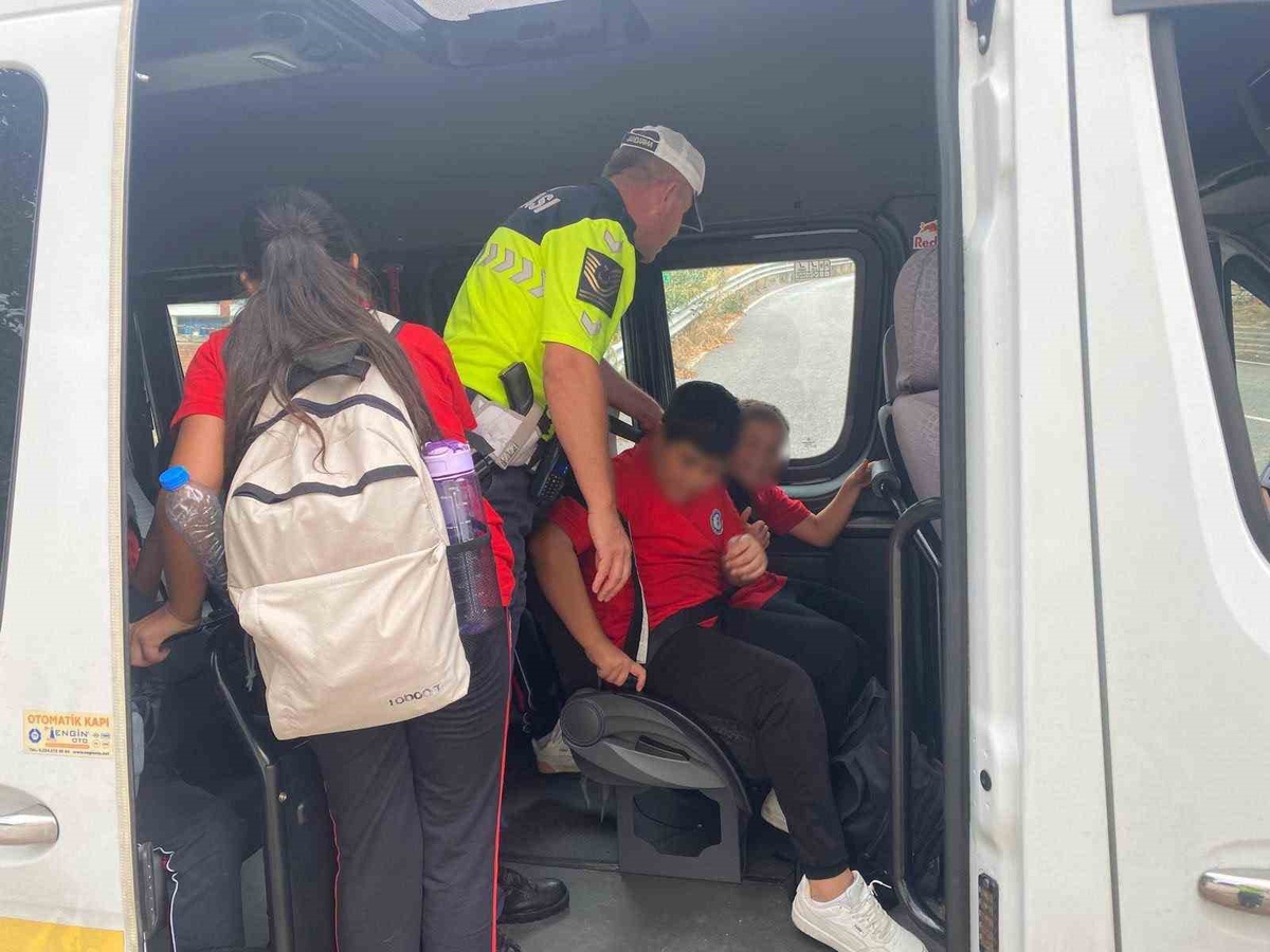 Gemlik'te jandarma okul çevreleri ve öğrenci servislerini denetledi, olumsuzluk yok