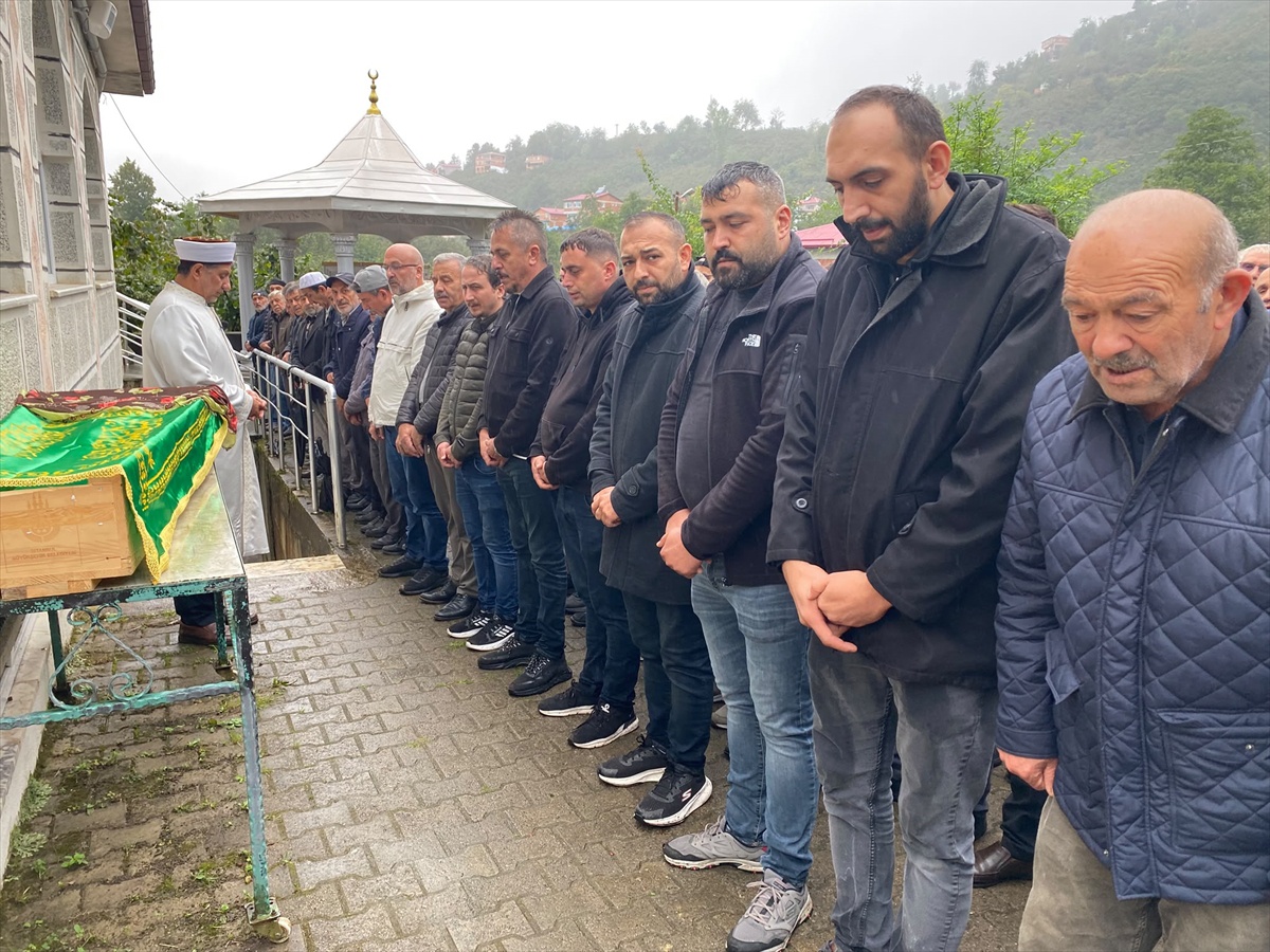 Giresun Espiye'de menfeze düşerek hayatını kaybeden 9 yaşındaki çocuk defnedildi
