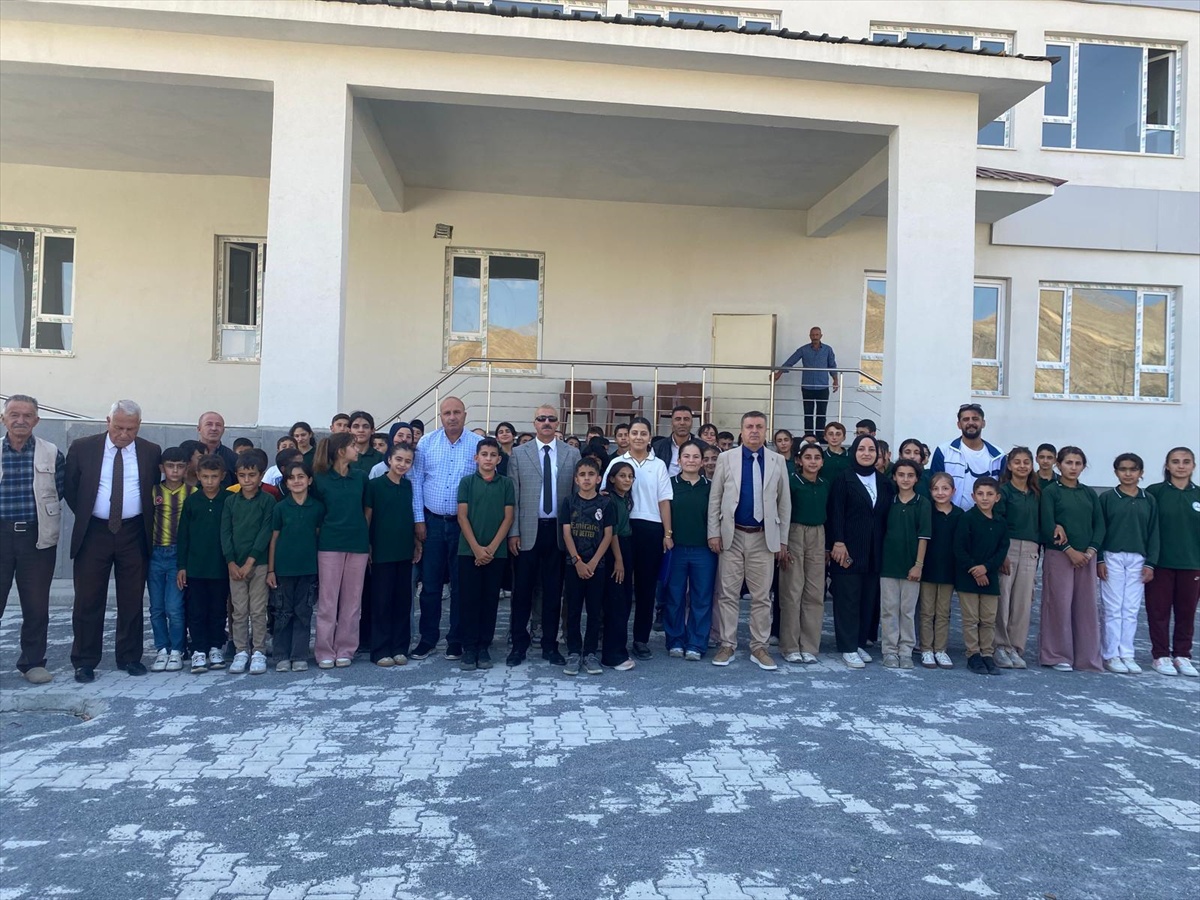 Hakkari Bağışlı'daki okulda 60 öğrenciye spor malzemesi verildi