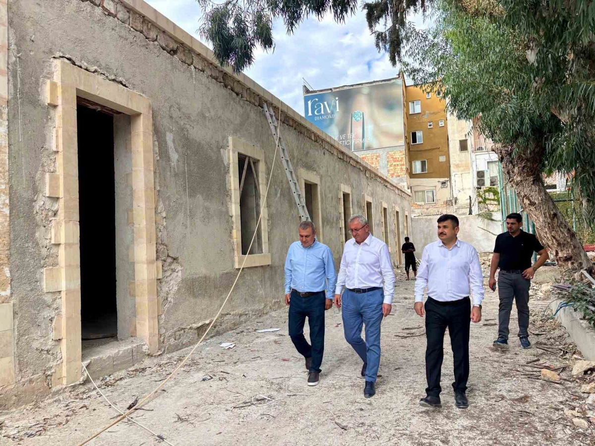 İskenderun Lisesi restorasyonunu Kaymakam Önder ve İlçe Milli Eğitim Müdürü inceledi