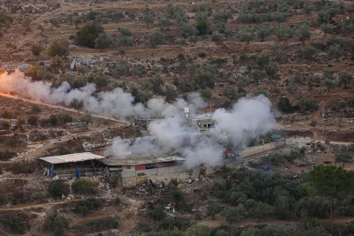 İsrail ordusu Nablus Beyt İmrin'de Filistinli esirin evini patlayıcılarla yıktı.