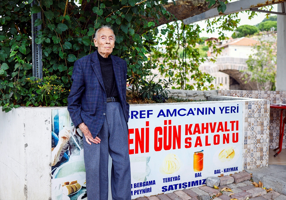 İzmir Bergama'da 96 yaşındaki Eşref Taşkın, 80 yıllık dükkanı kapatmaya hazırlanıyor.