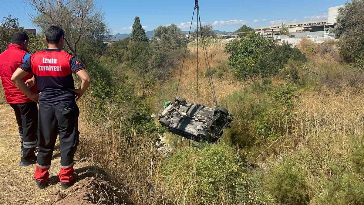 İzmir Kemalpaşa'da kontrolden çıkan otomobil akarsu havzasına uçtu, 1 ölü 2 yaralı