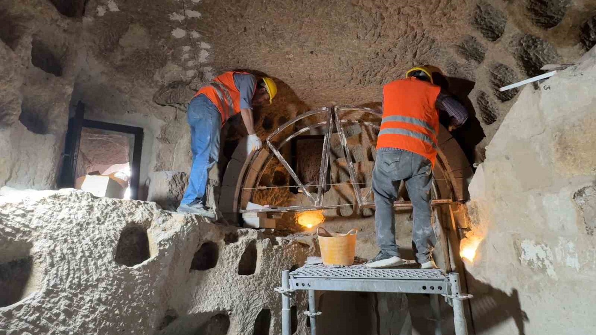 Kapadokya'da deformasyon riski taşıyan 5 peri bacasında koruma çalışması yapıldı