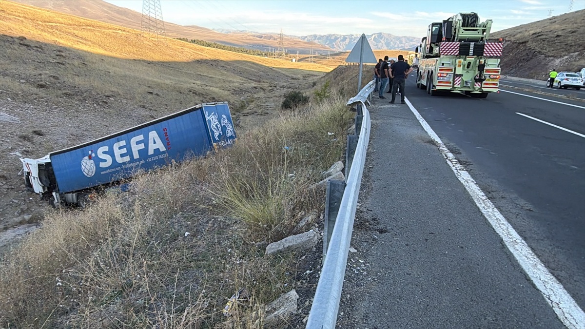 Kars Sarıkamış'ta tır şarampole devrildi, yabancı uyruklu sürücü ağır yaralandı.