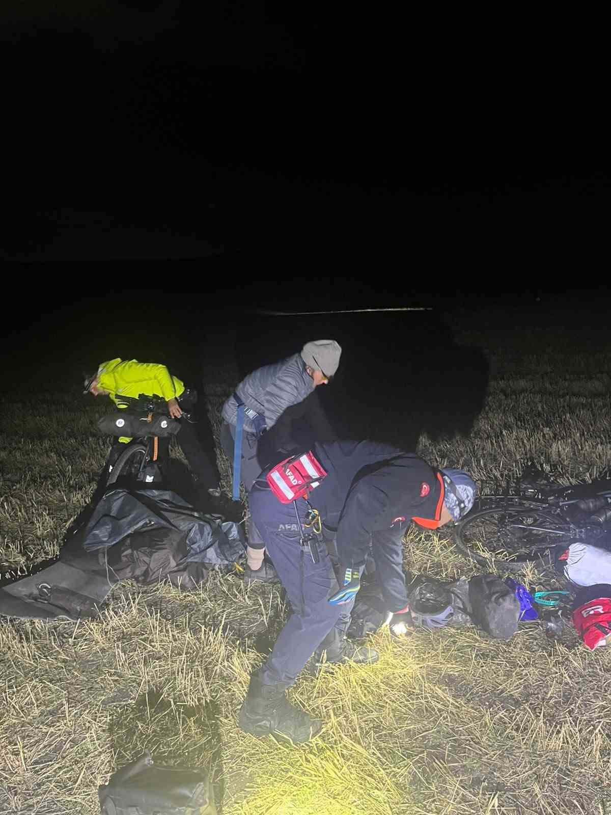Kars Susuz'da mahsur kalan 2 yabancı turist, AFAD ve jandarma ekiplerince kurtarıldı