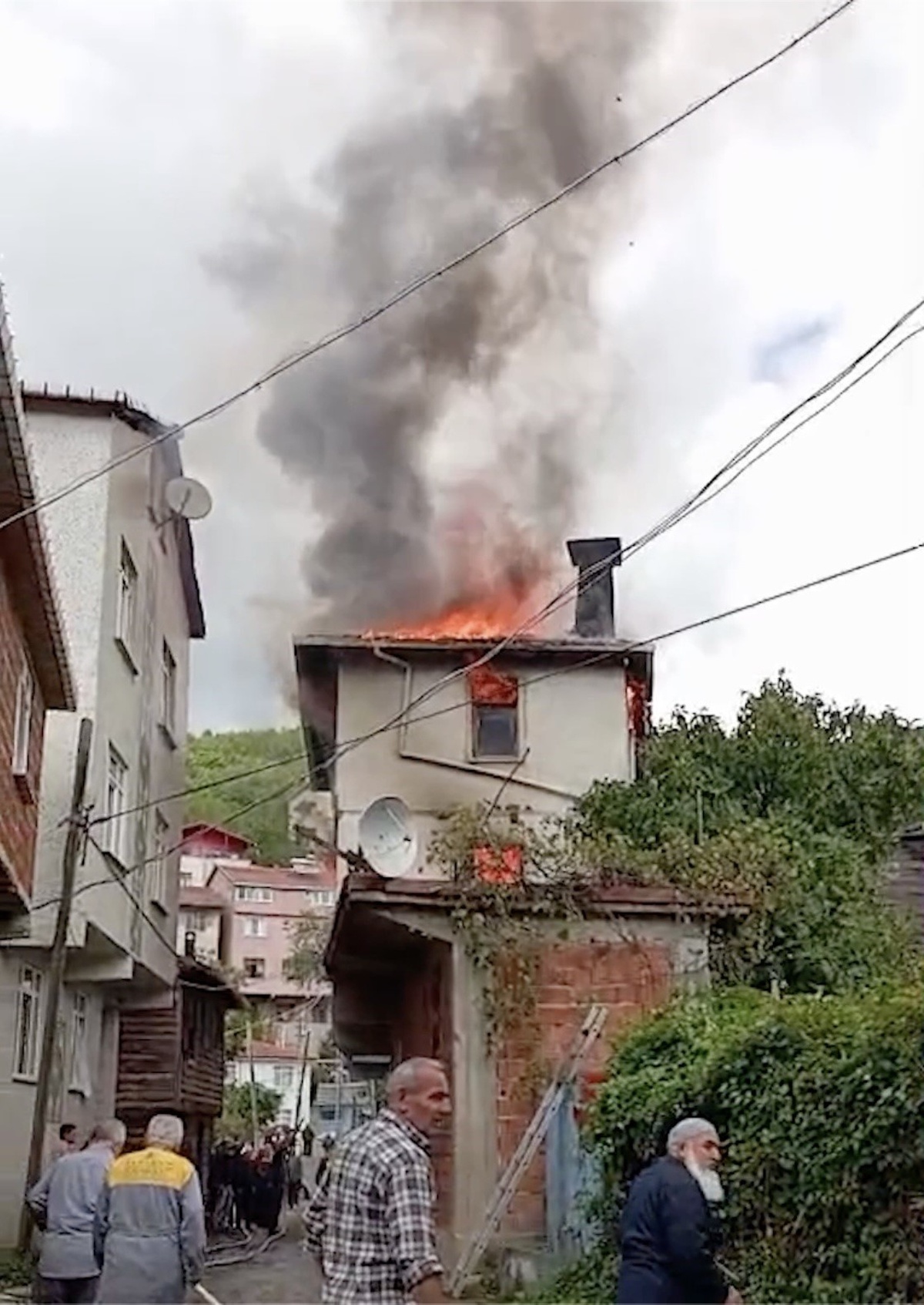 Kastamonu Cide'de iki katlı evde çıkan yangın diğer evlere sıçramadan söndürüldü