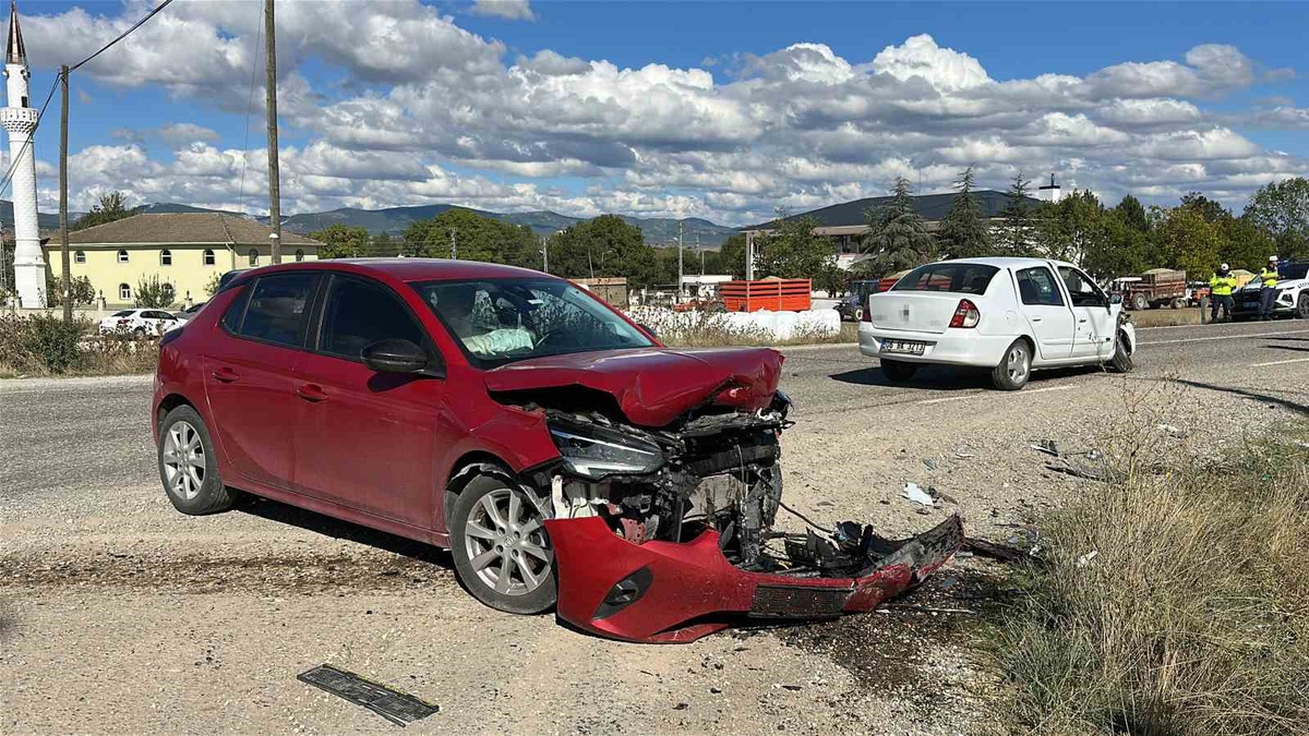 Kastamonu'da iki otomobil çarpıştı: 3 kişi yaralandı