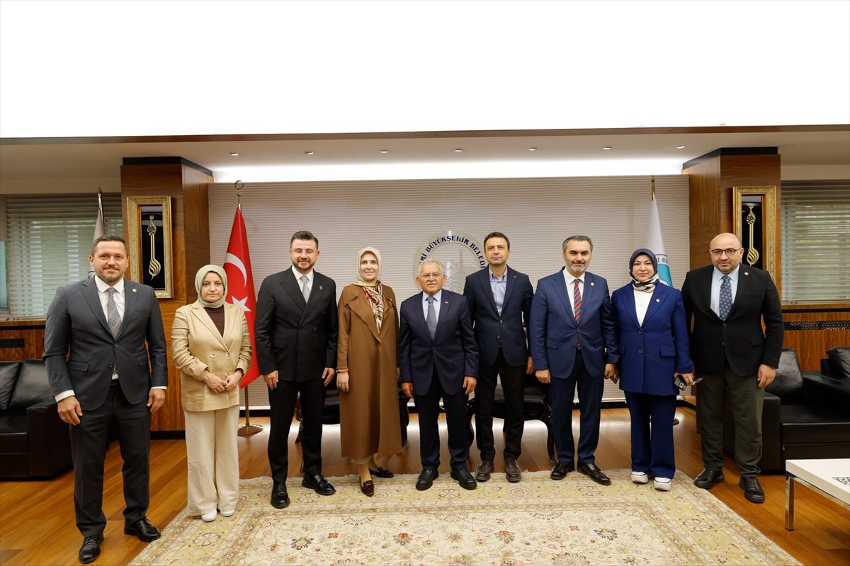 Kayseri'de AK Parti heyeti, Başkan Büyükkılıç ile kentin ihtiyaçlarını görüştü